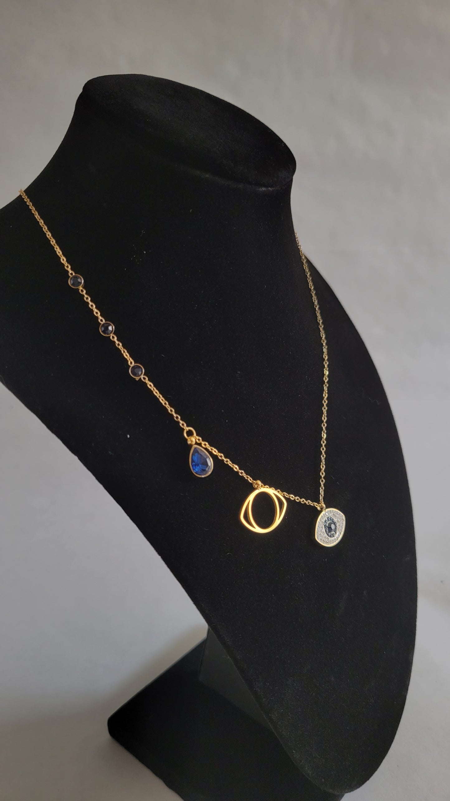 Ojo con Brillos y Piedras Azules